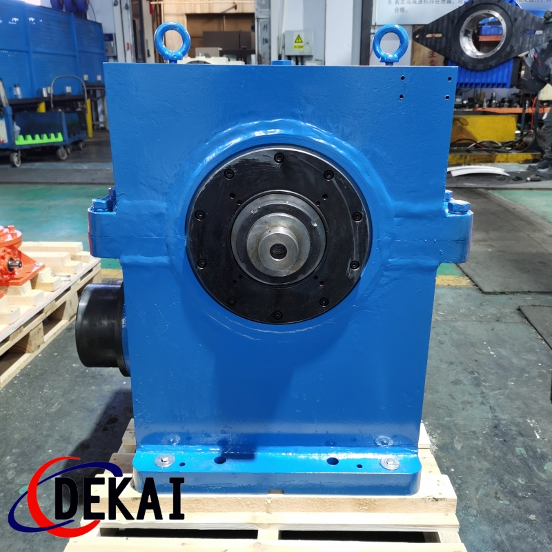 德凱定制轉(zhuǎn)臺(tái)用精密蝸輪蝸桿減速機(jī)應(yīng)用于打孔機(jī)間隙小